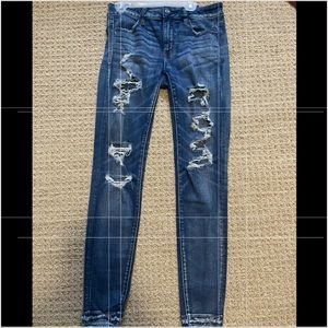 Distressed light wash American Eagle Skinny Jeans